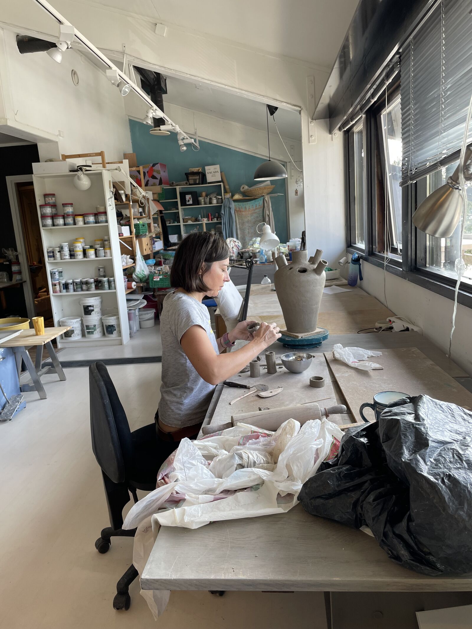 Janka — ceramiczka w pracowni w Łodzi